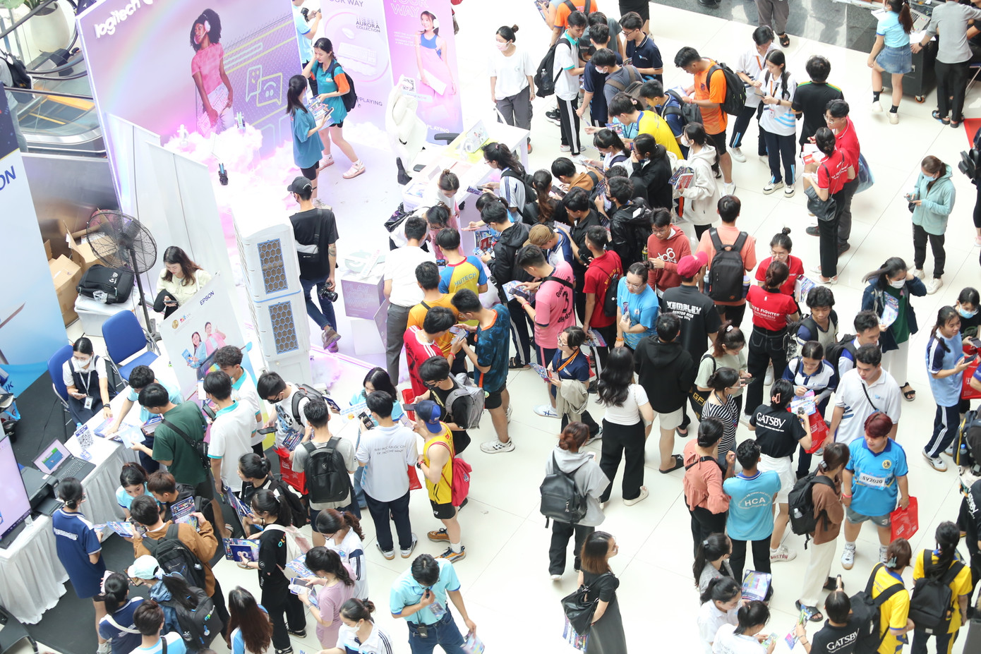 Bạn trẻ hoà vào các sân chơi đa dạng tại ngày hội. Bạn trẻ hoà vào các sân chơi đa dạng tại ngày hội.