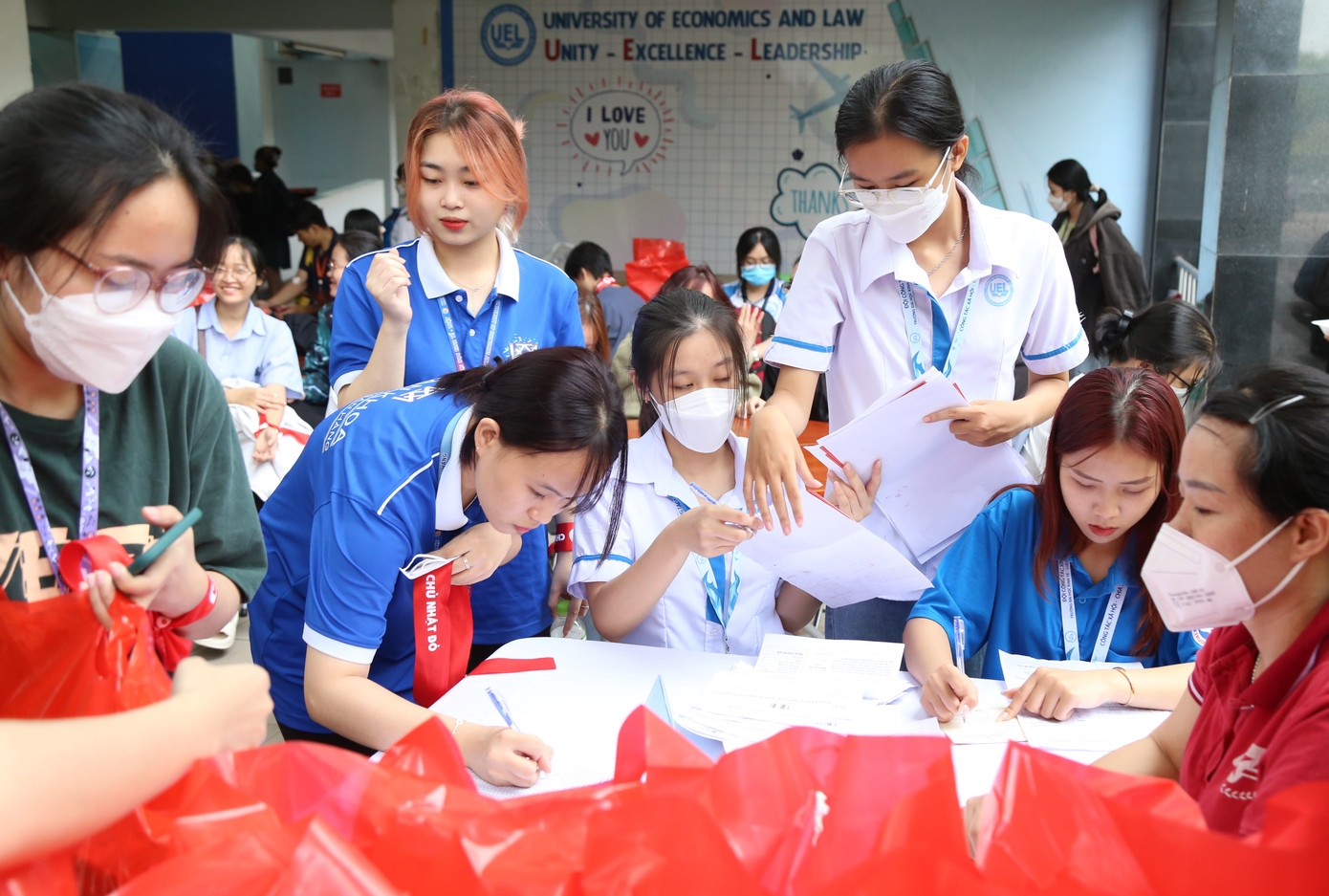 Các bạn tiếp nhận món quà và thẻ ghi nhận đóng góp cho cộng đồng sau khi chia sẻ giọt máu tình nguyện.