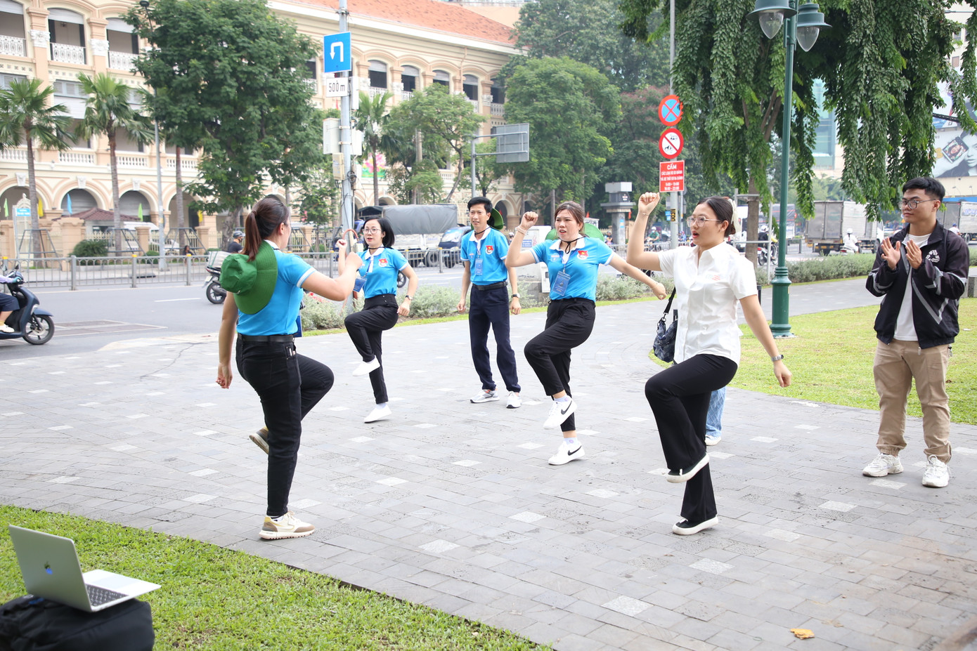 "Chạy nước rút" với những thử thách tại các trạm thi, qua đó trau dồi, tích luỹ các kỹ năng về công nghệ lẫn khả năng tư duy, làm việc nhóm. Ảnh: Ngô Tùng "Chạy nước rút" với những thử thách tại các trạm thi, qua đó trau dồi, tích luỹ các kỹ năng về công nghệ lẫn khả năng tư duy, làm việc nhóm. Ảnh: Ngô Tùng