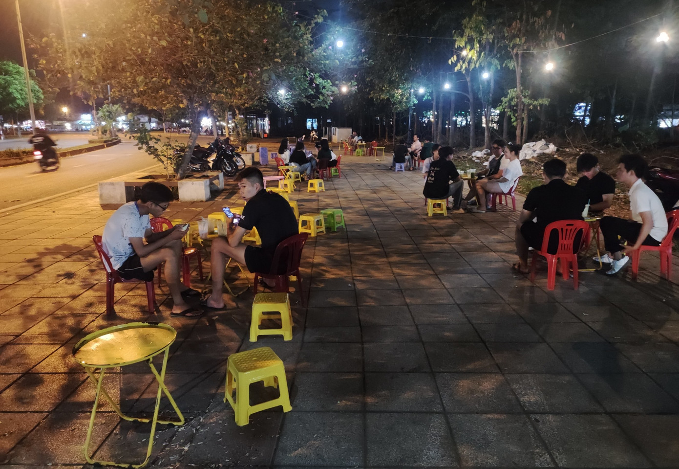 TPHCM quy định 5 khu vực cụ thể áp dụng mức thu phí sử dụng tạm thời lòng đường, hè phố. Ảnh: Ngô Tùng