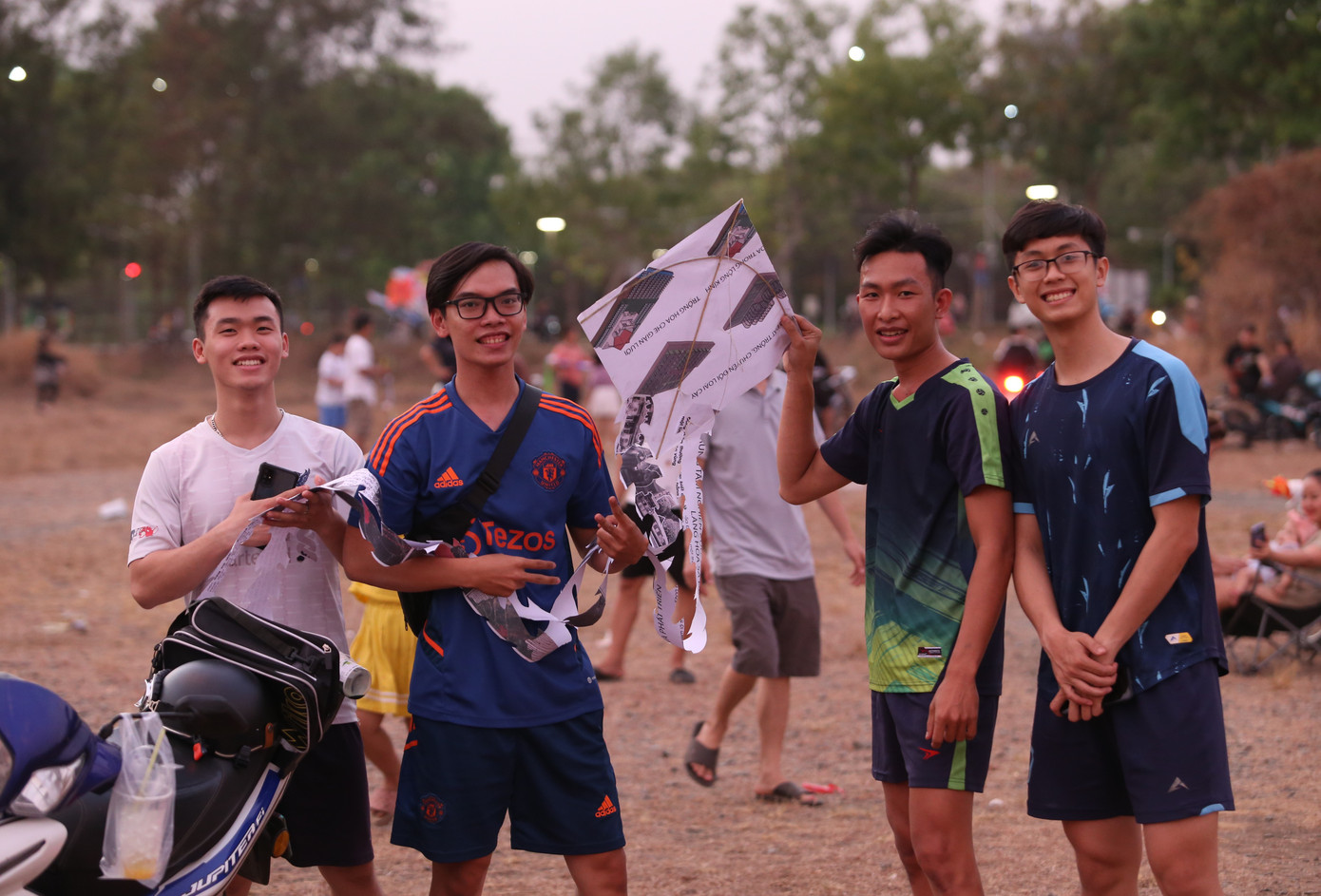 Nhóm sinh viên Trường Đại học Sư phạm Kỹ thuật TPHCM gây ấn tượng mạnh khi dùng loại diều giấy. "Con diều này do tụi mình làm. Cùng làm và vui chơi với nhau thấy vui hơn", Sơn Hoàng chia sẻ.