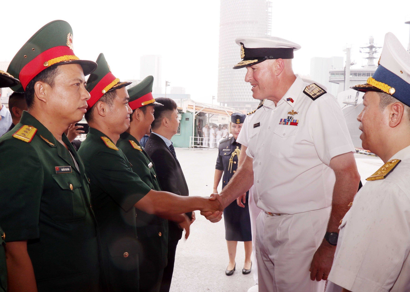 Lễ đón các sĩ quan, thuỷ thủ đoàn hai tàu Hải quân New Zealand diễn ra trưa 24/9 tại Cảng Sài Gòn, TPHCM: Ảnh: Xuân Khu Lễ đón các sĩ quan, thuỷ thủ đoàn hai tàu Hải quân New Zealand diễn ra trưa 24/9 tại Cảng Sài Gòn, TPHCM: Ảnh: Xuân Khu