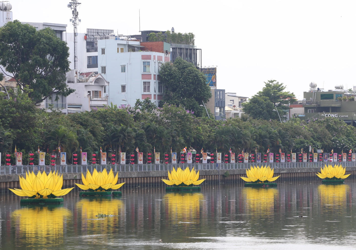 Các tòa sen được bố trí dọc theo dòng theo kênh Nhiêu Lộc, đoạn qua Quan Âm tu viện (phường 2, quận Phú Nhuận, TPHCM).