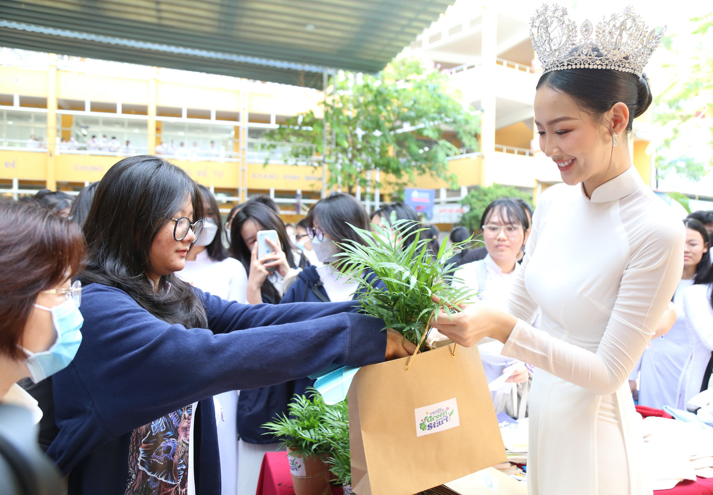 Sáng 15/5, Hoa hậu Liên lục địa 2022 Lê Nguyễn Bảo Ngọc đã đến Trường THPT Ernst Thalmann (quận 1, TPHCM) để khởi động dự án môi trường "Earth Day - Everyday" (tạm dịch: Ngày Trái đất mỗi ngày) do cô sáng kiến thực hiện. Đây là điểm dừng chân đầu tiên trong chuỗi trạm xanh thu cũ đổi mới "Green trade for start" nhằm lan tỏa các thông điệp và hành động sống xanh mỗi ngày đến đông đảo bạn trẻ. Sáng 15/5, Hoa hậu Liên lục địa 2022 Lê Nguyễn Bảo Ngọc đã đến Trường THPT Ernst Thalmann (quận 1, TPHCM) để khởi động dự án môi trường "Earth Day - Everyday" (tạm dịch: Ngày Trái đất mỗi ngày) do cô sáng kiến thực hiện. Đây là điểm dừng chân đầu tiên trong chuỗi trạm xanh thu cũ đổi mới "Green trade for start" nhằm lan tỏa các thông điệp và hành động sống xanh mỗi ngày đến đông đảo bạn trẻ.