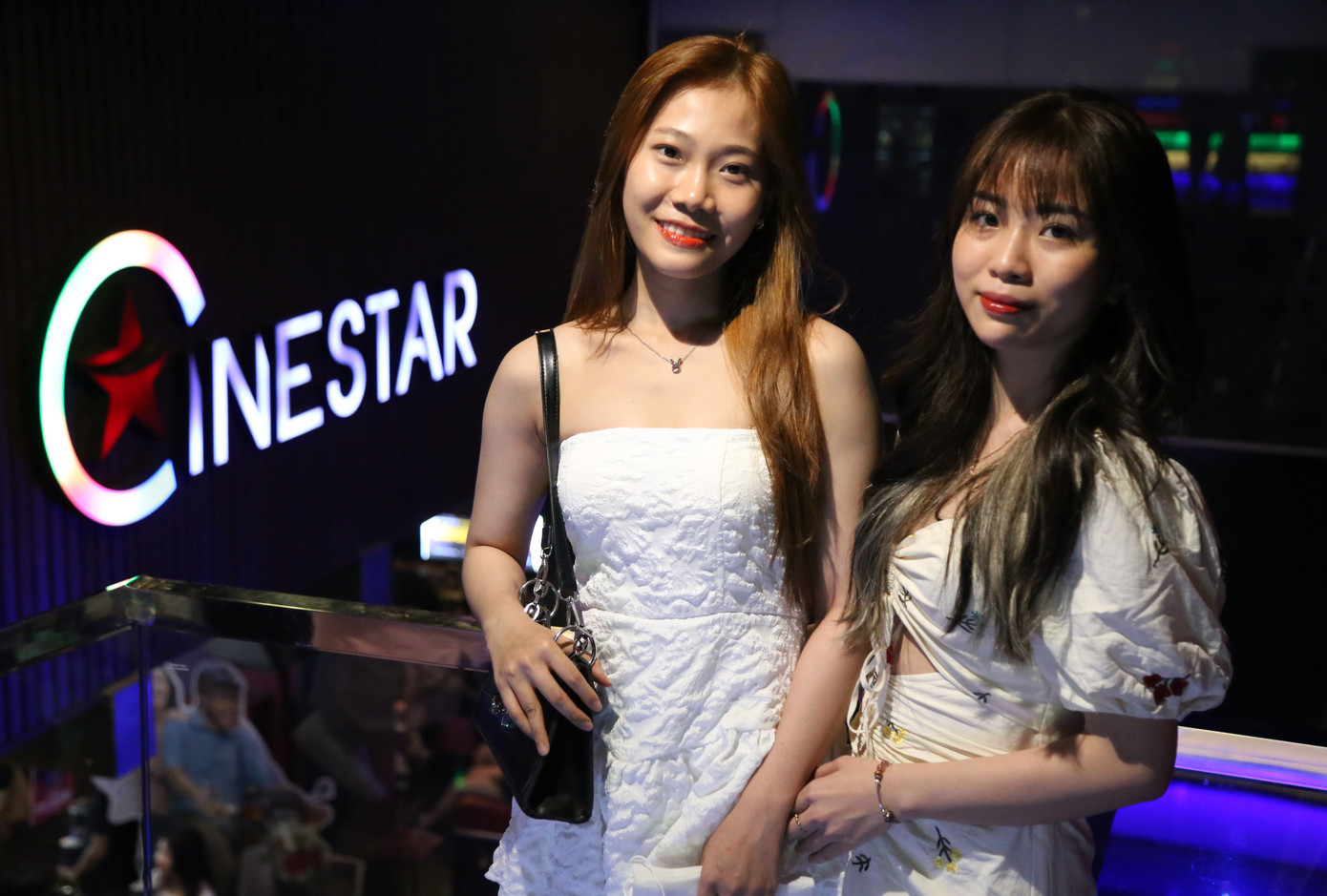 Nhóm bạn trẻ check-in tại nhà rạp trong lúc chờ đến suất chiếu của mình.