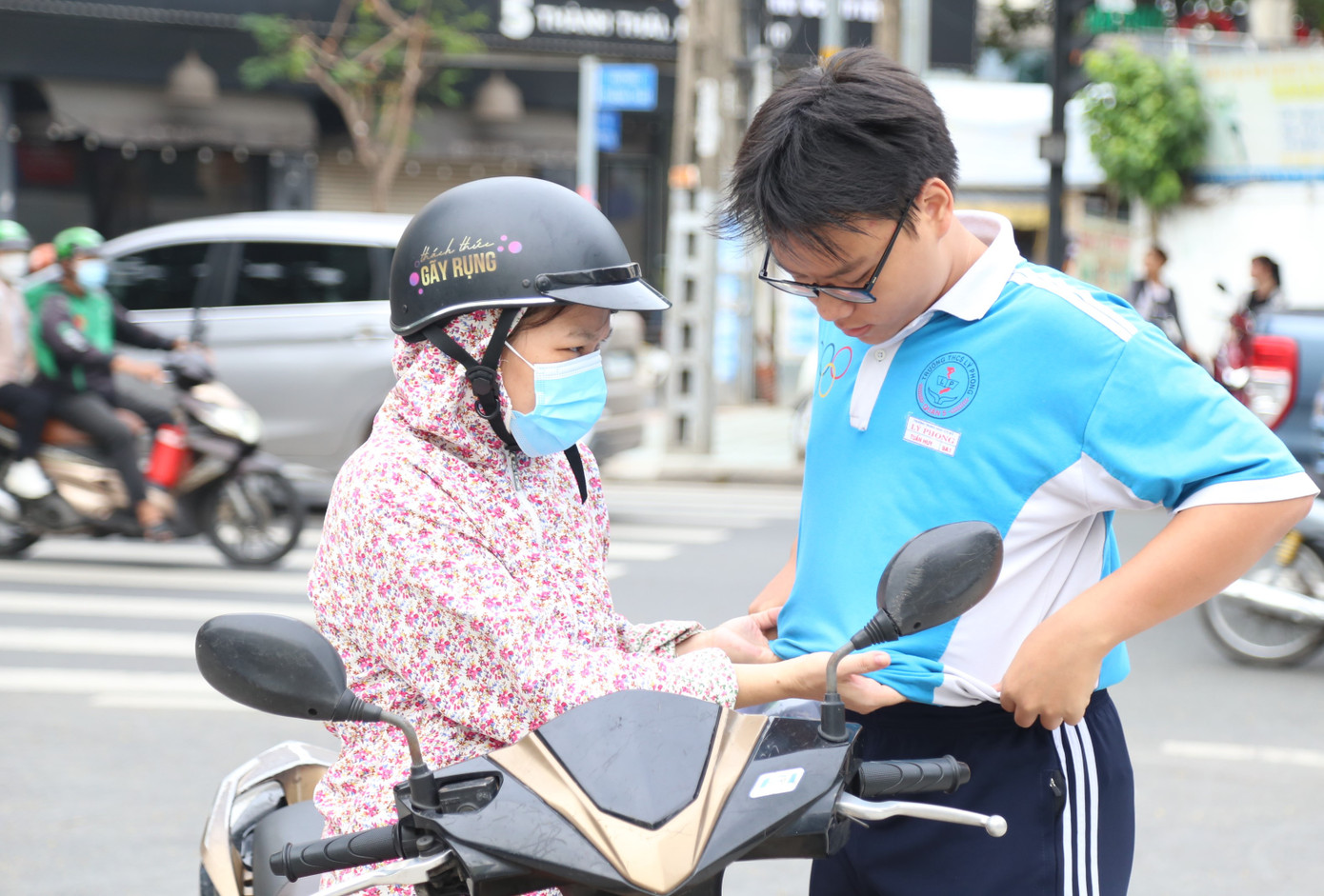 Người thân chỉnh sửa trang phục cho "sỹ tử" trước khi vào điểm thi.