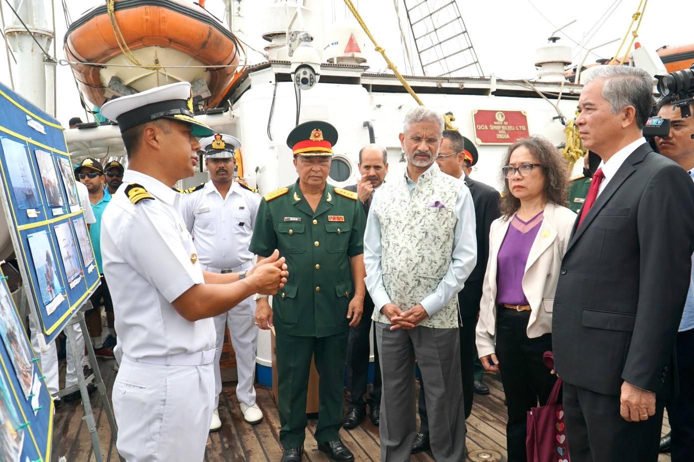 Phó Chủ tịch UBND TPHCM Ngô Minh Châu (bìa phải) cùng Bộ trưởng Bộ Ngoại giao Ấn Độ Subrahmanyam Jaishankar (thứ ba từ phải qua) tham dự lễ đón tàu.