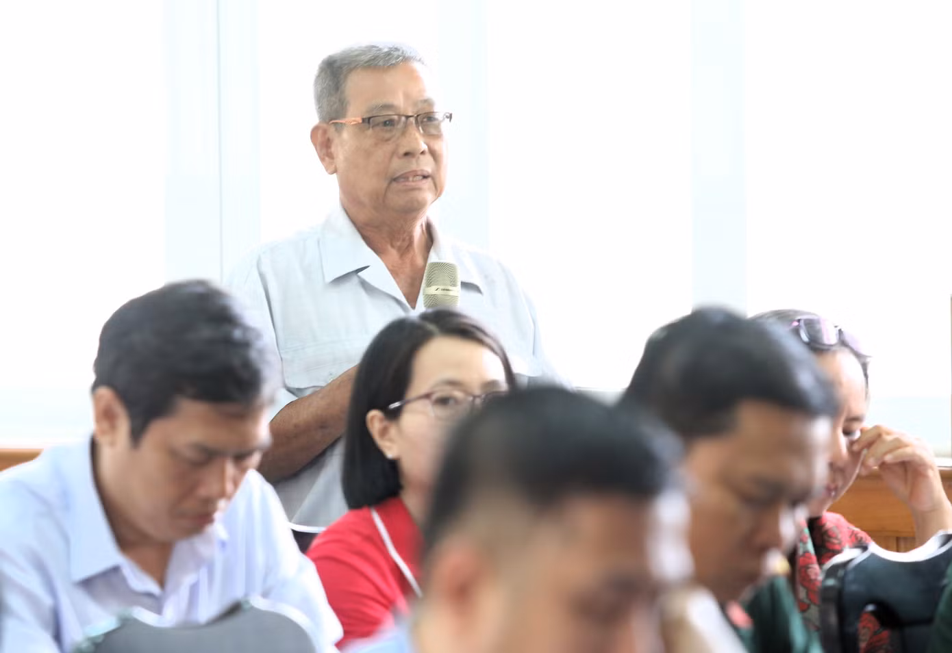 Cử tri Trần Văn Xê nêu ý kiến tại buổi họp. Ảnh: Ngô Tùng