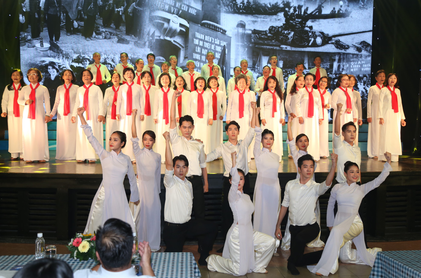 Các cô chú cựu học sinh, sinh viên trong phong trào "Hát cho dân tôi nghe" cùng bạn trẻ tái hiện hào khí đấu tranh sôi nổi, qua các ca khúc: Dậy mà đi (nhạc sĩ Nguyễn Xuân Tân), Xếp bút nghiên (Lưu Hữu Phước), Tổ quốc ơi ta đã nghe (La Hữu Vang), Tự nguyện (Trương Quốc Khánh)... Các cô chú cựu học sinh, sinh viên trong phong trào "Hát cho dân tôi nghe" cùng bạn trẻ tái hiện hào khí đấu tranh sôi nổi, qua các ca khúc: Dậy mà đi (nhạc sĩ Nguyễn Xuân Tân), Xếp bút nghiên (Lưu Hữu Phước), Tổ quốc ơi ta đã nghe (La Hữu Vang), Tự nguyện (Trương Quốc Khánh)...