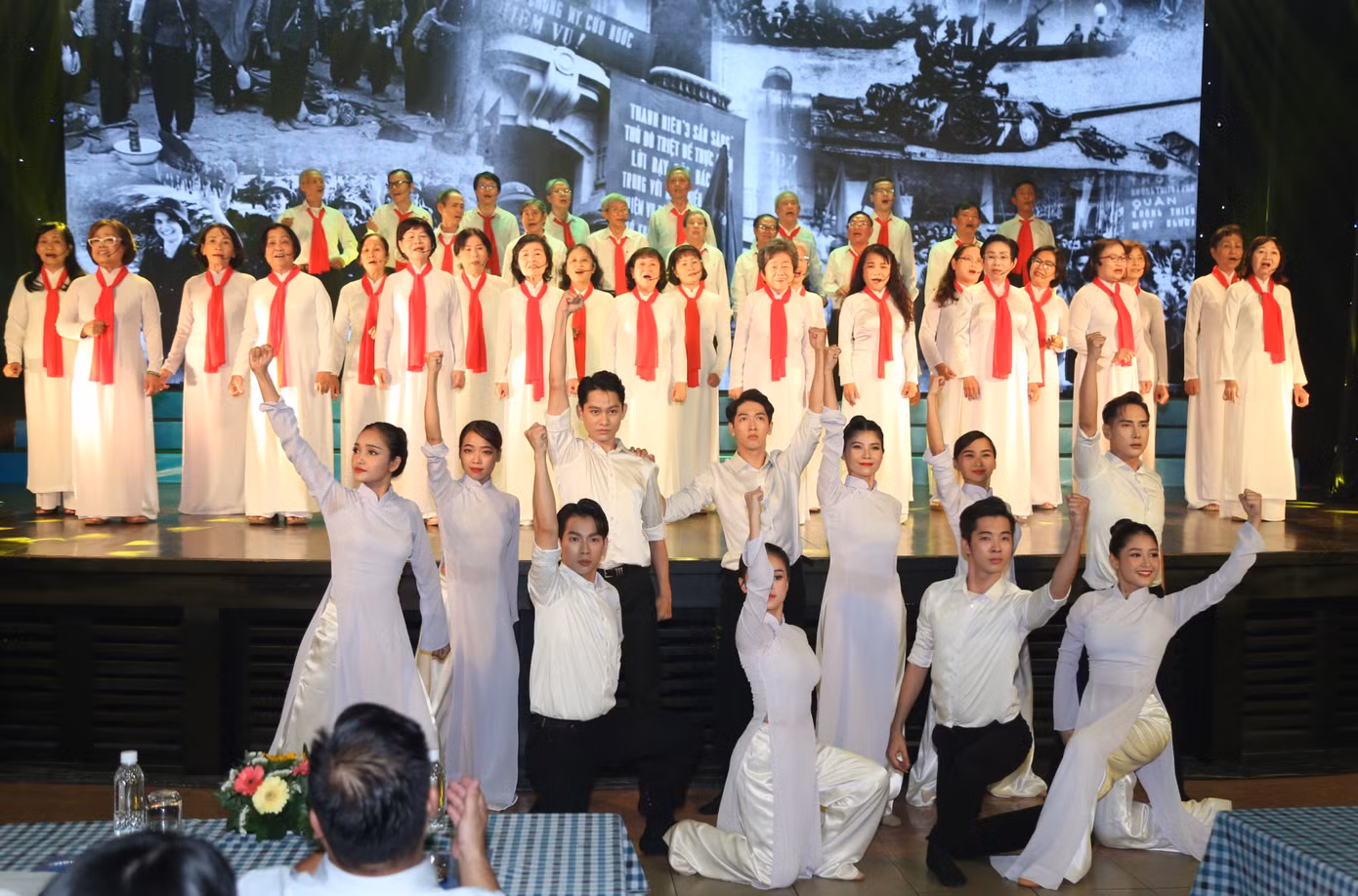Các cô chú cựu học sinh, sinh viên trong phong trào "Hát cho dân tôi nghe" cùng bạn trẻ tái hiện hào khí đấu tranh sôi nổi, qua các ca khúc: Dậy mà đi (nhạc sĩ Nguyễn Xuân Tân), Xếp bút nghiên (Lưu Hữu Phước), Tổ quốc ơi ta đã nghe (La Hữu Vang), Tự nguyện (Trương Quốc Khánh)...
