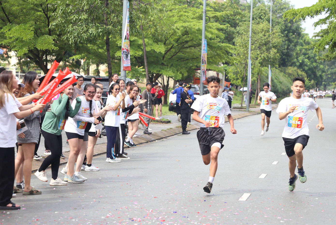 Các vận động viên không chuyên đón nhận sự cổ vũ nhiệt tình của nhiều bạn bè.