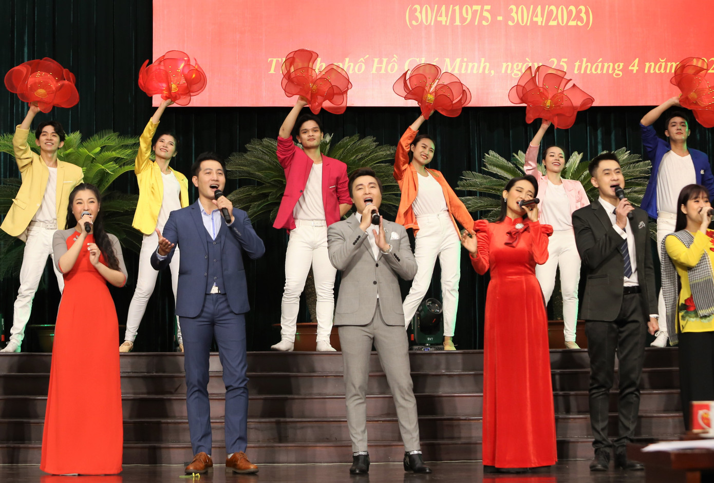 Các tiết mục văn nghệ tại buổi họp mặt. Các tiết mục văn nghệ tại buổi họp mặt.