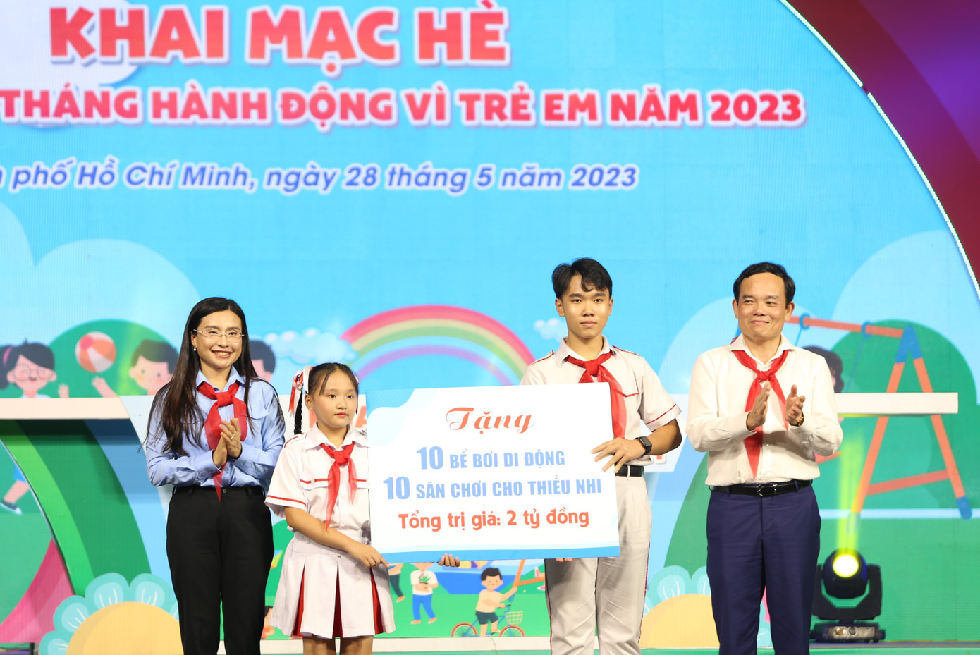 Phó Thủ tướng Trần Lưu Quang cùng Bí thư Trung ương Đoàn Nguyễn Phạm Duy Trang trao tượng trưng kinh phí thực hiện 10 bể bơi di động, 10 sân chơi cho thiếu nhi.