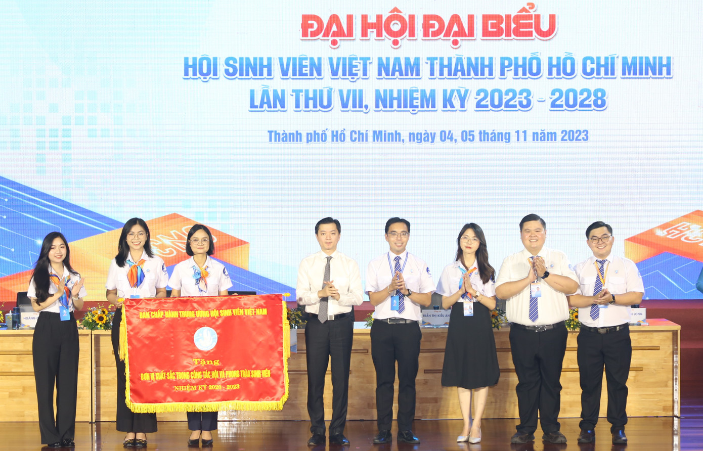 Bí thư Trung ương Đoàn Nguyễn Minh Triết trao cờ của Trung ương Hội SVVN tặng Hội Sinh viên thành phố.