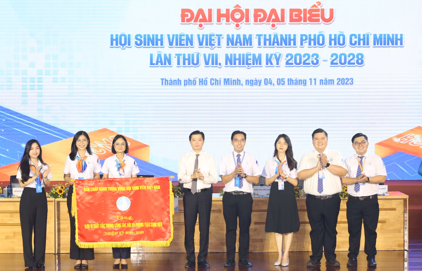 Bí thư Trung ương Đoàn Nguyễn Minh Triết trao cờ của Trung ương Hội SVVN tặng Hội Sinh viên thành phố.