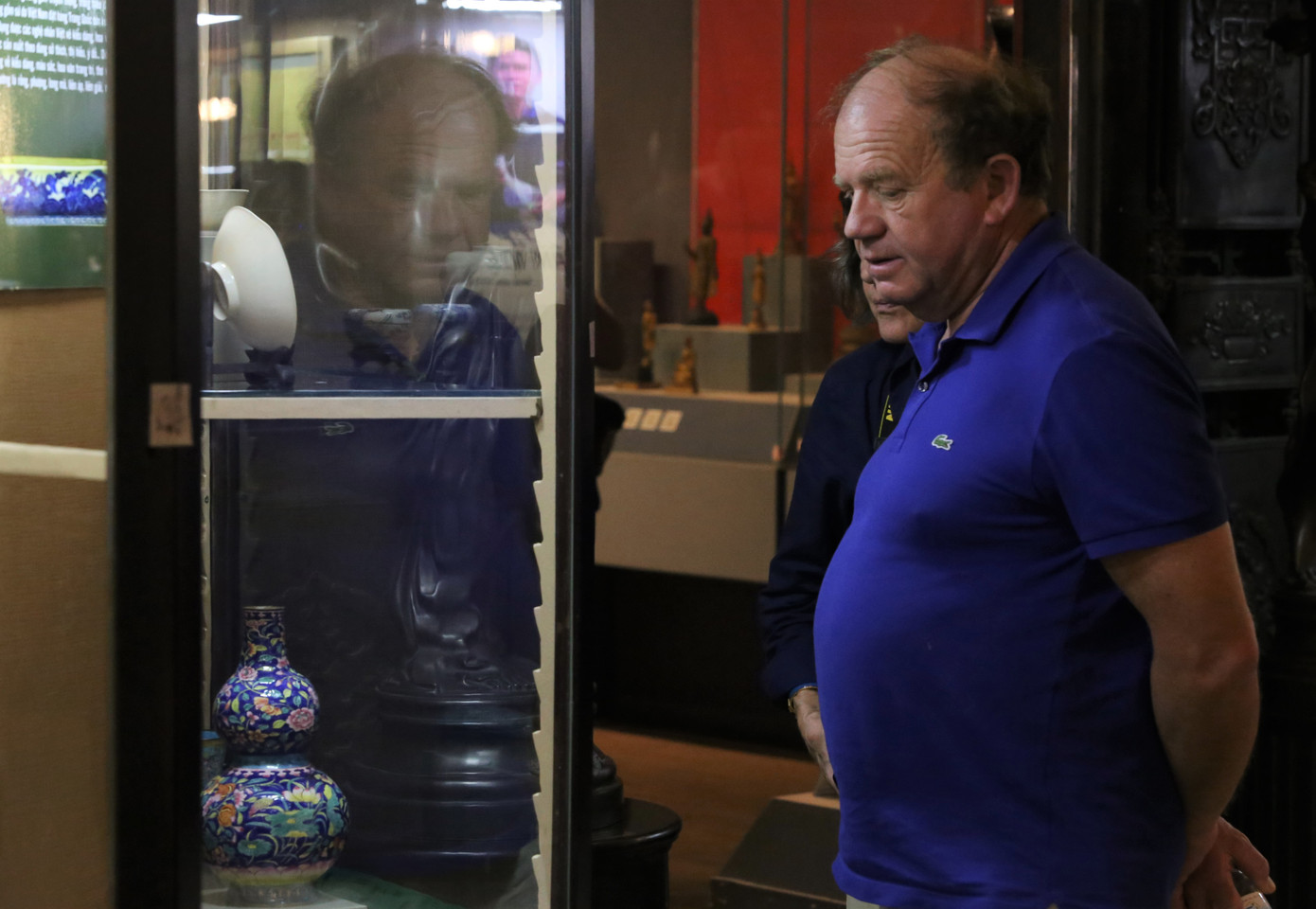 Du khách tìm hiểu các báu vật triều Nguyễn.