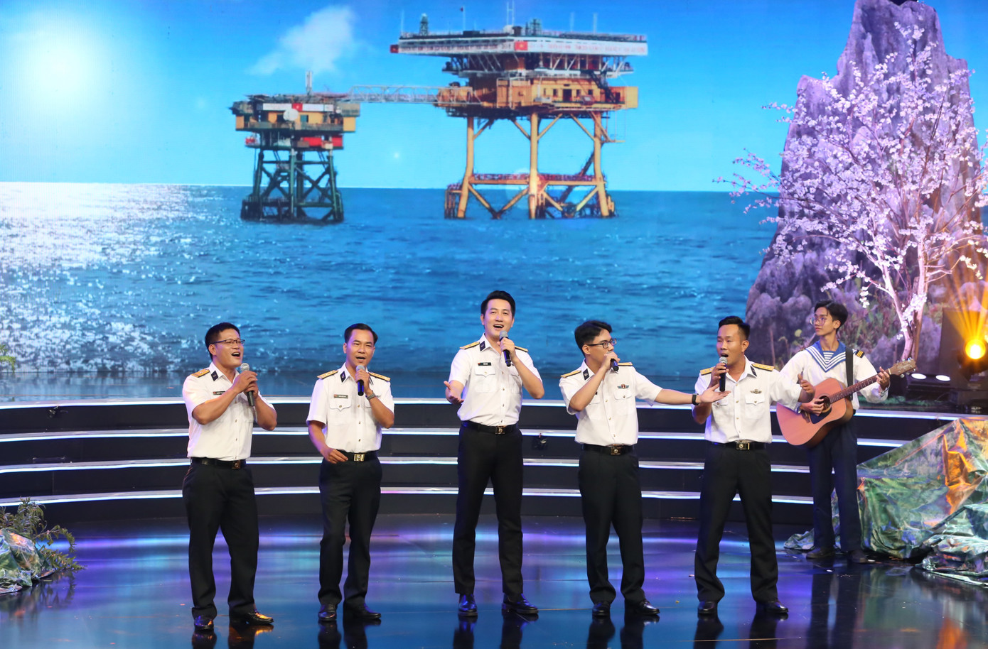 Tại chương trình, các nghệ sĩ, chiến sĩ đã hát vang những ca khúc về người lính hải quân, những giai điệu về biển đảo và tình yêu quê hương đất nước.
