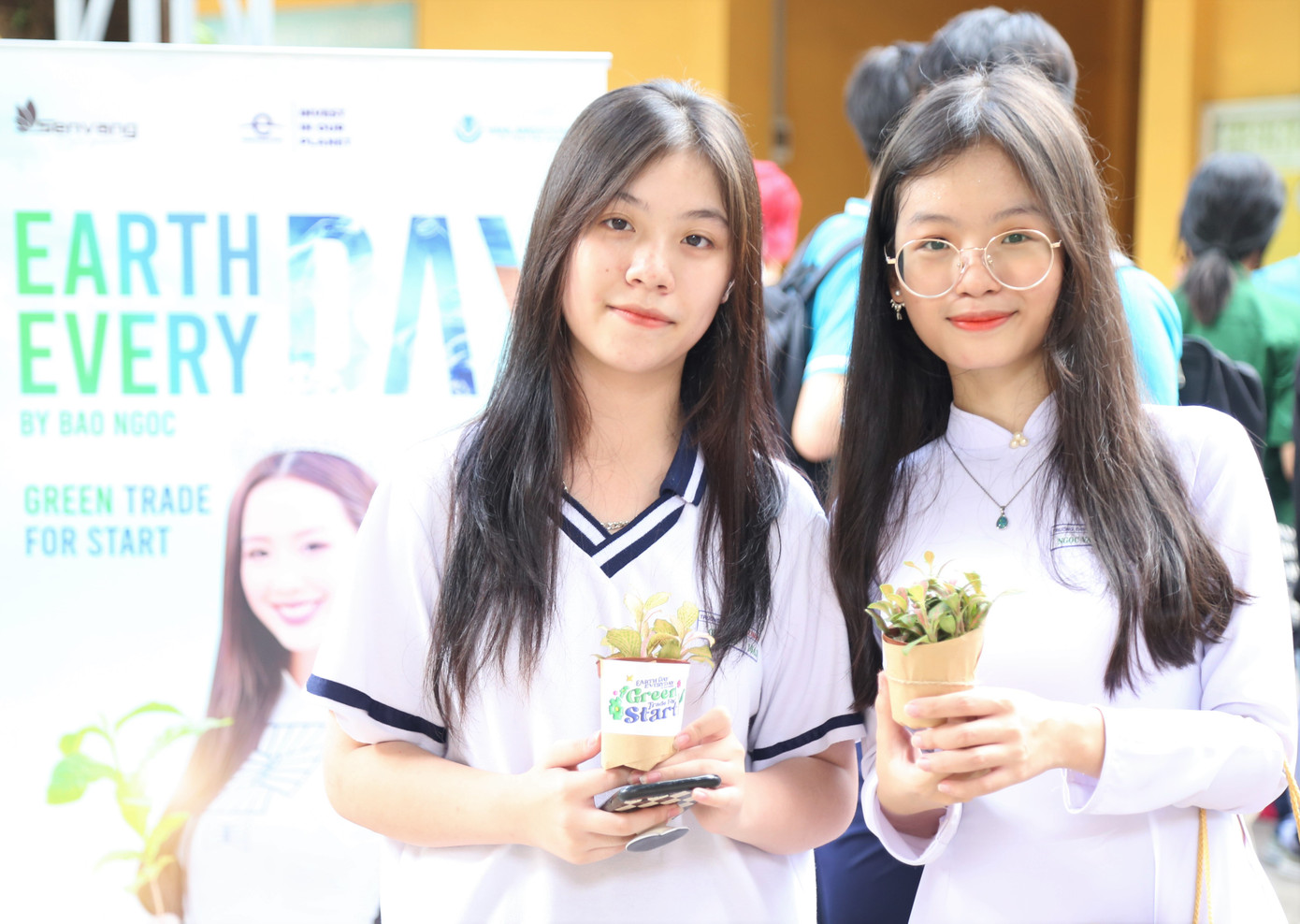 Mang những cuốn sách giáo khoa và đồ dùng học tập đã sử dụng đến trạm xanh, Gia Nghi (bên trái) và Ngọc Vân cũng chọn nhận về những chậu cây. "Hành động mang thông điệp ý nghĩa, giúp cho mọi người có ý thức hơn về việc sử dụng và bảo vệ môi trường" - Gia Nghi chia sẻ và cho biết bản thân cũng tích cực tham gia những hoạt động sống xanh tại địa phương cũng như các chiến dịch của các trường đại học. Mang những cuốn sách giáo khoa và đồ dùng học tập đã sử dụng đến trạm xanh, Gia Nghi (bên trái) và Ngọc Vân cũng chọn nhận về những chậu cây. "Hành động mang thông điệp ý nghĩa, giúp cho mọi người có ý thức hơn về việc sử dụng và bảo vệ môi trường" - Gia Nghi chia sẻ và cho biết bản thân cũng tích cực tham gia những hoạt động sống xanh tại địa phương cũng như các chiến dịch của các trường đại học.