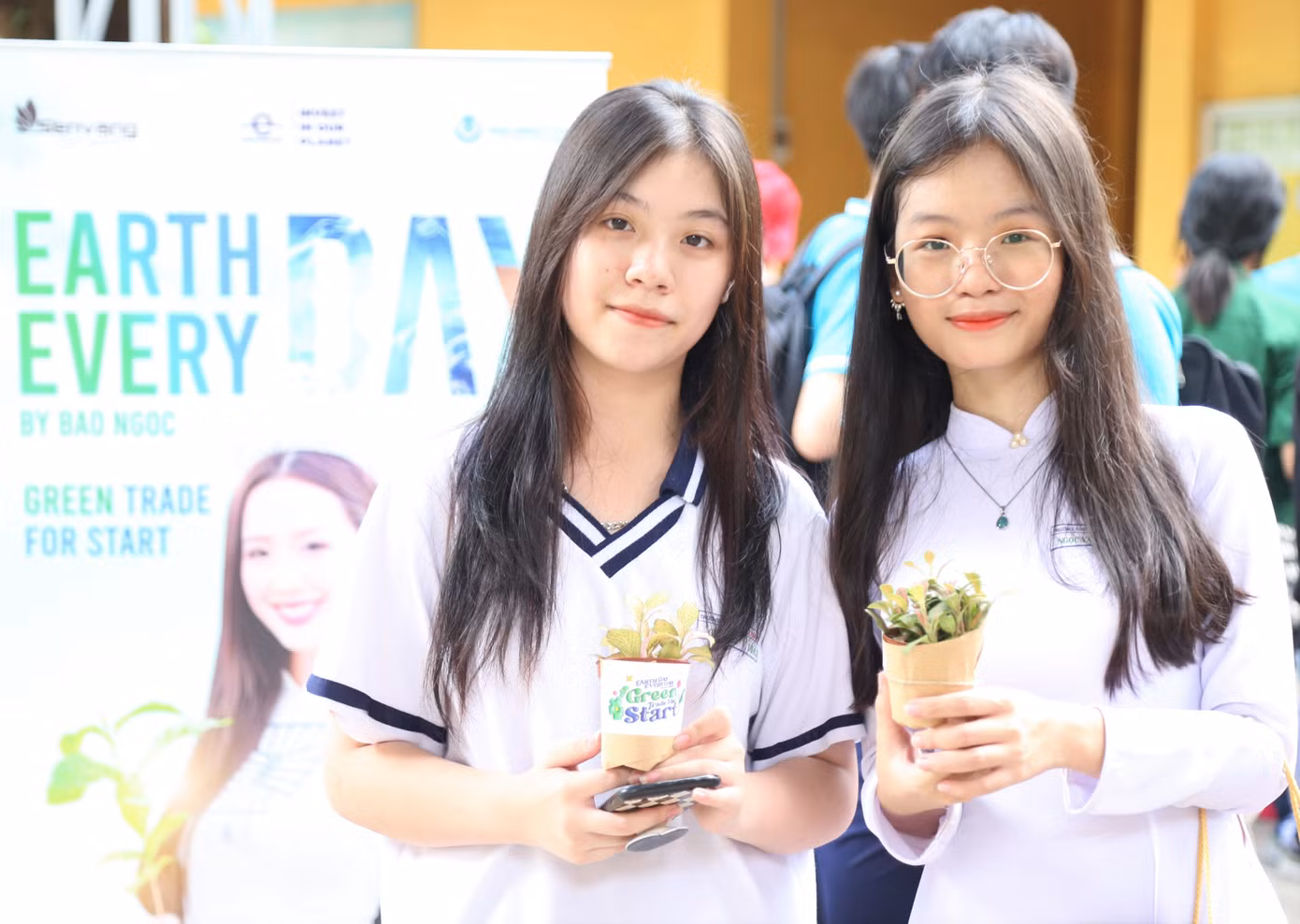 Mang những cuốn sách giáo khoa và đồ dùng học tập đã sử dụng đến trạm xanh, Gia Nghi (bên trái) và Ngọc Vân cũng chọn nhận về những chậu cây. "Hành động mang thông điệp ý nghĩa, giúp cho mọi người có ý thức hơn về việc sử dụng và bảo vệ môi trường" - Gia Nghi chia sẻ và cho biết bản thân cũng tích cực tham gia những hoạt động sống xanh tại địa phương cũng như các chiến dịch của các trường đại học.