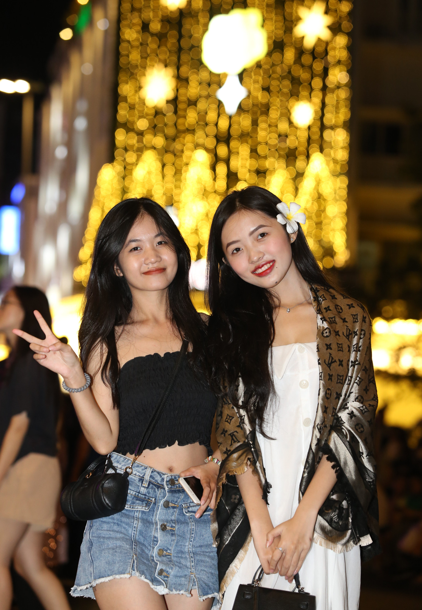 "Tụi em biết về lễ hội Hò Dô từ thông tin trên TikTok nên tìm đến xem và trải nghiệm không khí lễ hội sôi động", nữ sinh Kim Ngân chia sẻ. "Tụi em biết về lễ hội Hò Dô từ thông tin trên TikTok nên tìm đến xem và trải nghiệm không khí lễ hội sôi động", nữ sinh Kim Ngân chia sẻ.