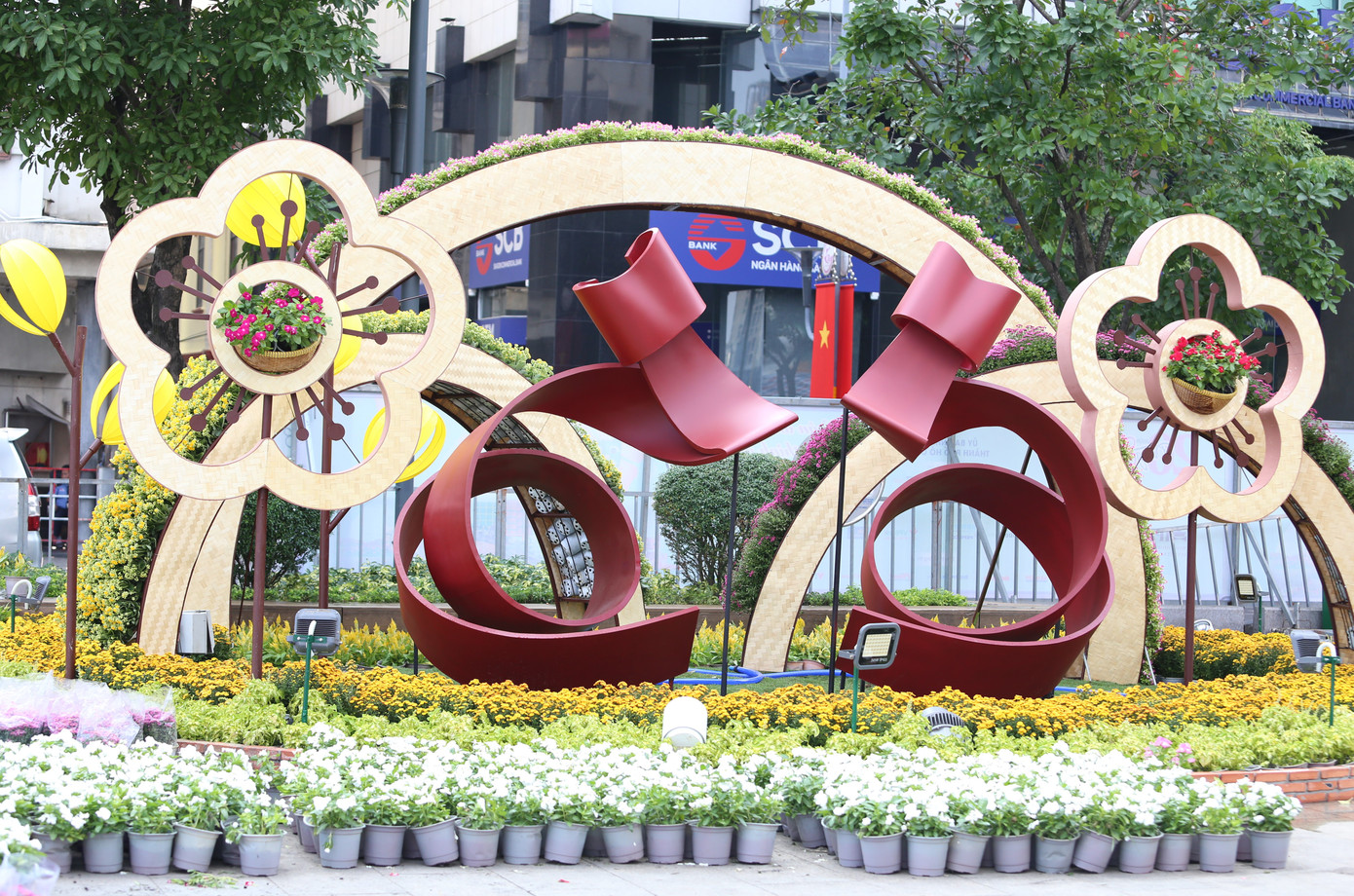 Đường hoa Nguyễn Huệ Tết Quý Mão 2023 sử dụng nhiều chất liệu thân thiện với môi trường và có thể tái sử dụng như kim loại, xốp, mây, tre, nứa, gạch, vải, dây thun… cùng khoảng 88 loại hoa, 18 loại lá, gần 106.000 chậu, giỏ hoa các loại, hơn 300m2 cỏ.