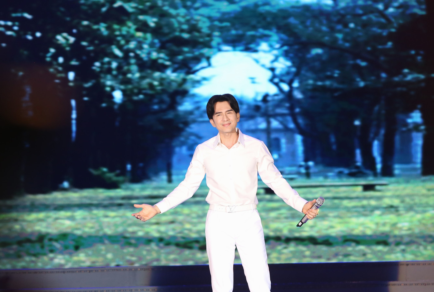 Ca sĩ Đan Trường góp giọng trong chương trình nghệ thuật với ca khúc Hương thầm.