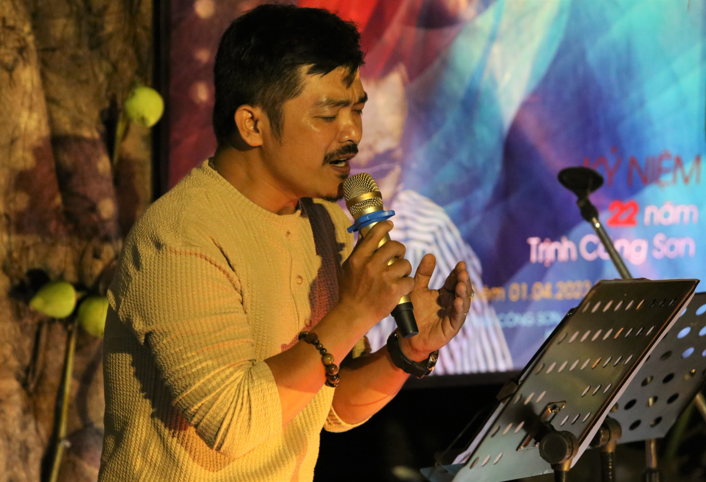 Tham gia hỗ trợ kỹ thuật cho đêm nhạc, chàng thanh niên này đã để lại những cảm xúc đẹp với nhiều người bởi giọng hát ngọt ngào, truyền cảm. Cũng trong đêm nhạc, anh là một trong 5 người được Ban tổ chức tặng bức tượng Trịnh Công Sơn như một lời cám ơn đối với những người gắn bó, lan tỏa di sản tinh thần quý giá của cố nhạc sĩ.