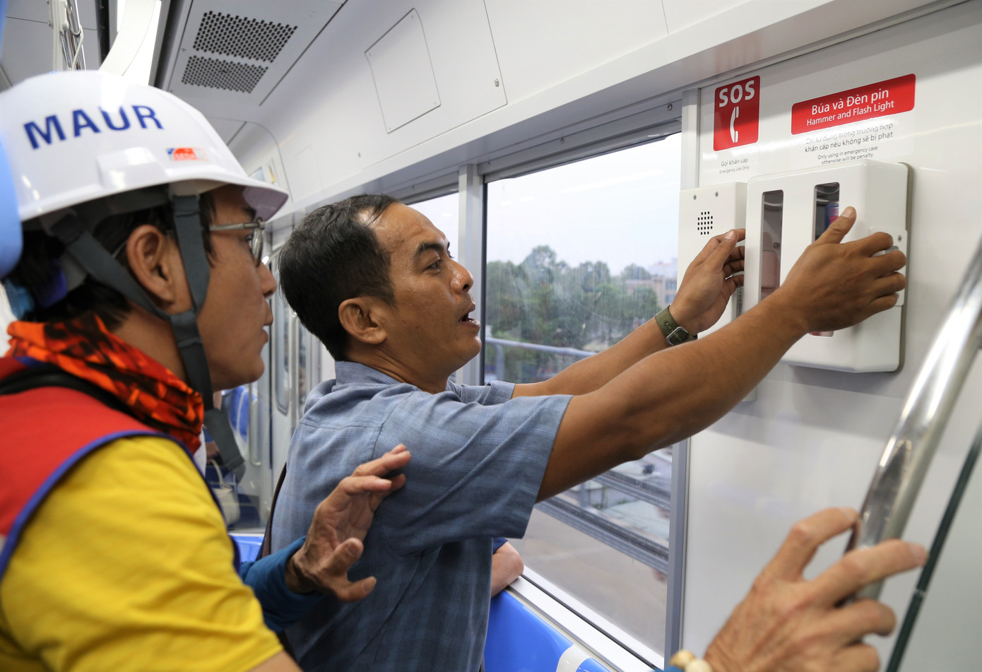 Trên khoang còn có hộp chứa thiết bị cứu nạn khẩn cấp để sử dụng trong trường hợp khẩn cấp.