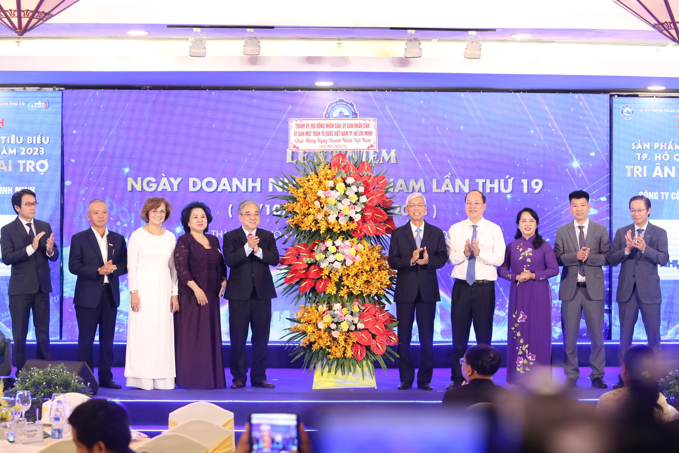 Lãnh đạo TPHCM tặng lẵng hoa chúc mừng đến Ban Thường trực HUBA nhân kỷ niệm ngày Doanh nhân Việt Nam. Ảnh: Ngô Tùng. Lãnh đạo TPHCM tặng lẵng hoa chúc mừng đến Ban Thường trực HUBA nhân kỷ niệm ngày Doanh nhân Việt Nam. Ảnh: Ngô Tùng.