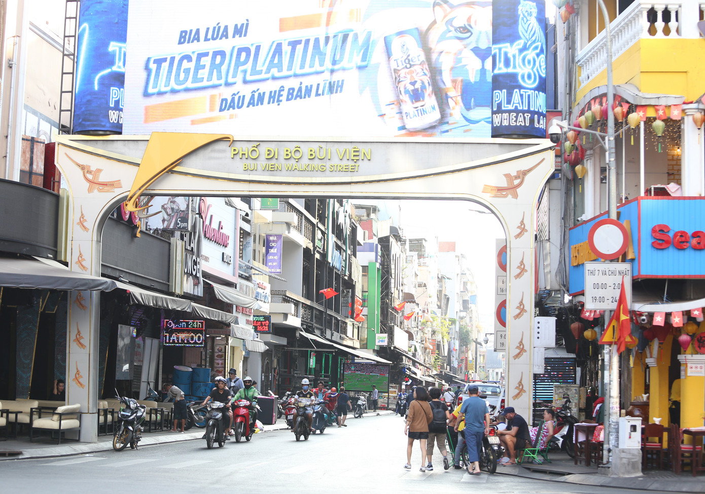 Nhiều nhà hàng trên Phố đi bộ Bùi Viện (phường Phạm Ngũ Lão) như Volcano, Sahara, Ocean, Miss Saigon, Restaurant and Lounge đã cùng tham gia cuộc vận động hỗ trợ điều kiện vệ sinh cho du khách. Nhiều nhà hàng trên Phố đi bộ Bùi Viện (phường Phạm Ngũ Lão) như Volcano, Sahara, Ocean, Miss Saigon, Restaurant and Lounge đã cùng tham gia cuộc vận động hỗ trợ điều kiện vệ sinh cho du khách.