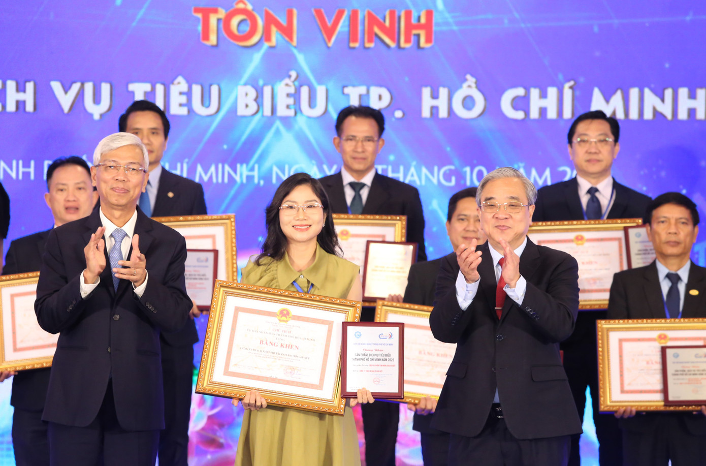 Phó Chủ tịch UBND TPHCM Võ Văn Hoan (bên trái) cùng Chủ tịch HUBA Nguyễn Ngọc Hòa tôn vinh các doanh nghiệp có sản phẩm, dịch vụ tiêu biểu. Phó Chủ tịch UBND TPHCM Võ Văn Hoan (bên trái) cùng Chủ tịch HUBA Nguyễn Ngọc Hòa tôn vinh các doanh nghiệp có sản phẩm, dịch vụ tiêu biểu.