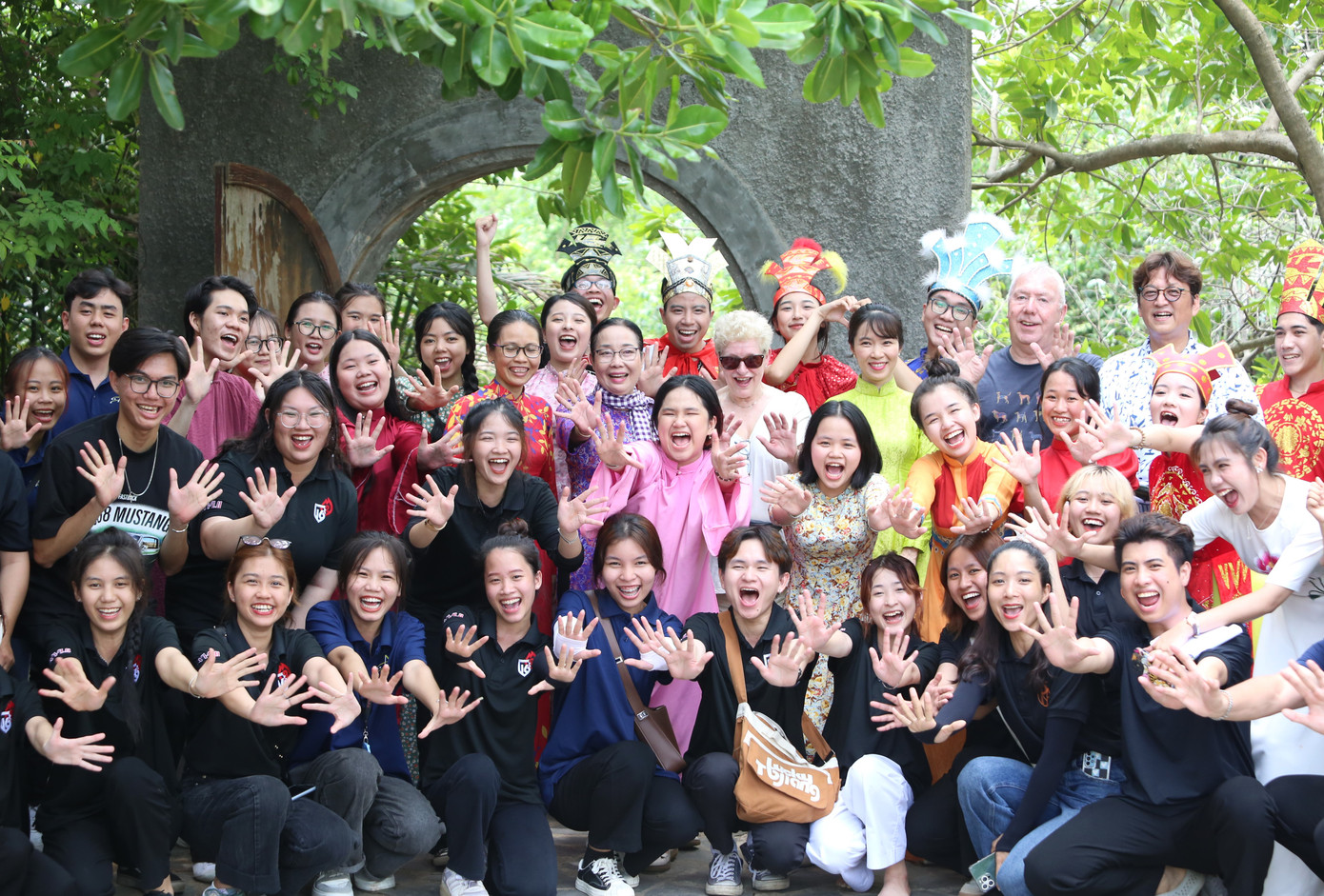 Ngày hội khép lại với sự lan tỏa những truyền thống văn hóa đặc sắc cùng tình cảm nồng hậu, ấm áp không biên giới. Ngày hội khép lại với sự lan tỏa những truyền thống văn hóa đặc sắc cùng tình cảm nồng hậu, ấm áp không biên giới.