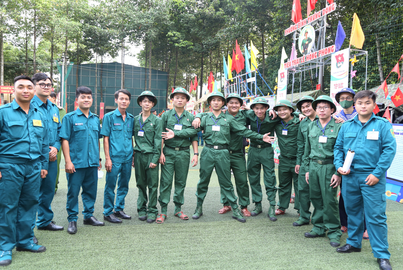 Chiến sĩ mới hồ hởi tại ngày hội.