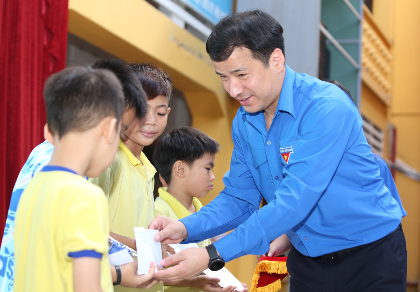 Tại Trường THPT Ernst Thalmann, Bí thư T.Ư Đoàn Ngô Văn Cương cùng Phó Bí thư Thường trực Thành Đoàn TPHCM Ngô Minh Hải và lãnh đạo quận 1 đã trao tặng các phần quà cho 40 em thiếu nhi có hoàn cảnh đặc biệt trên địa bàn phường Cầu Ông Lãnh.