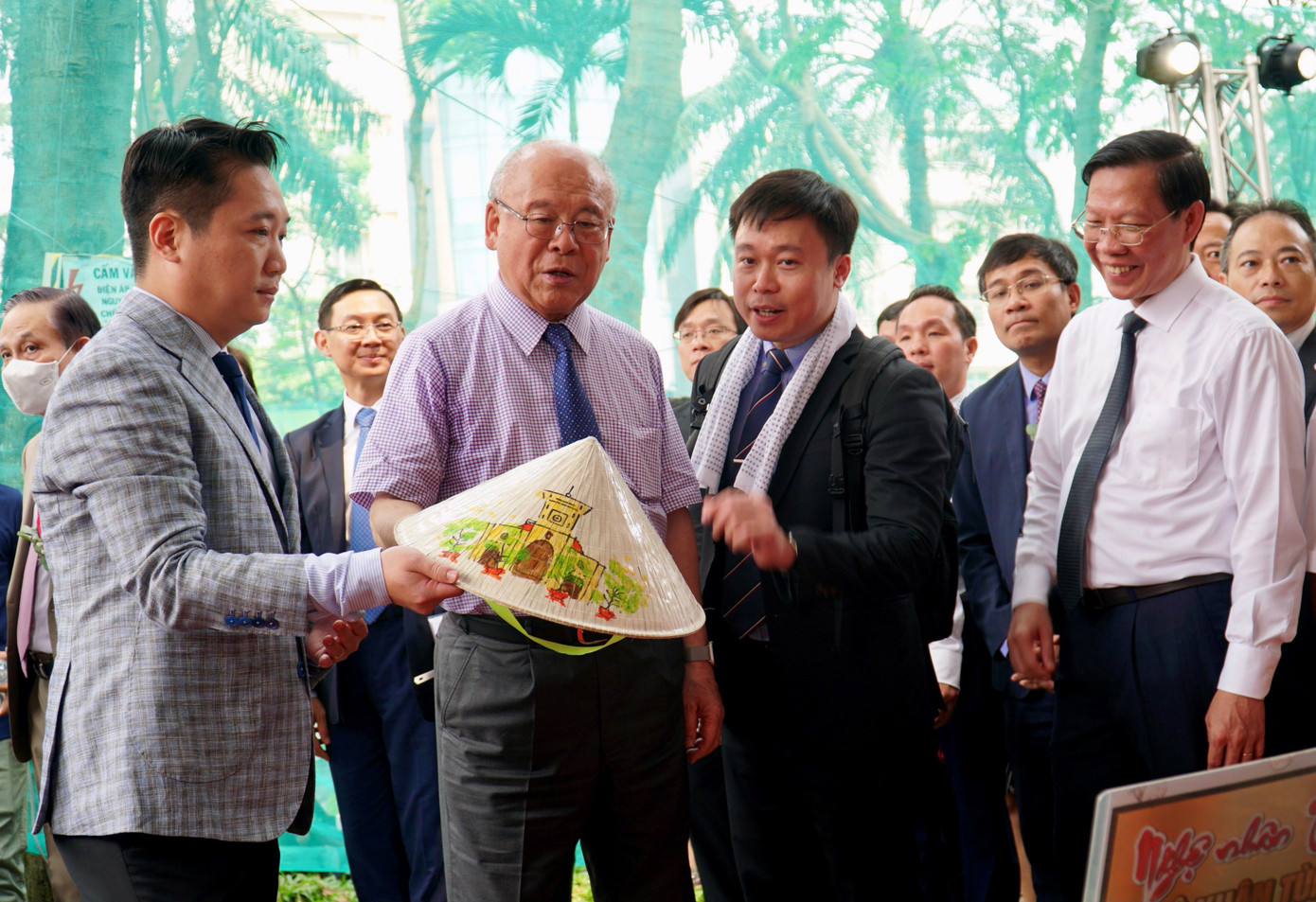 Cố vấn đặc biệt Liên minh Nghị sĩ hữu nghị Nhật - Việt Tsutomu Takebe tham quan các gian hàng trưng bày tại lễ hội. Ông kỳ vọng, lễ hội trở thành sự kiện đáng tự hào về lịch sử và truyền thống hai nước.