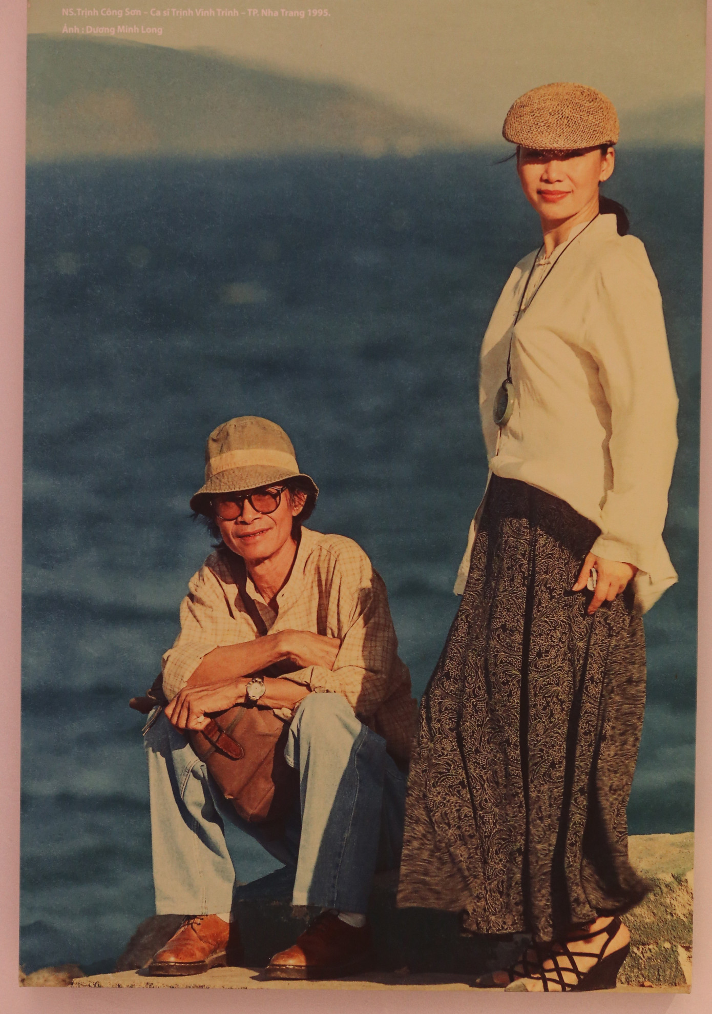 Trịnh Công Sơn lưu niệm cùng em gái Trịnh Vĩnh Trinh ở TP Nha Trang năm 1995.