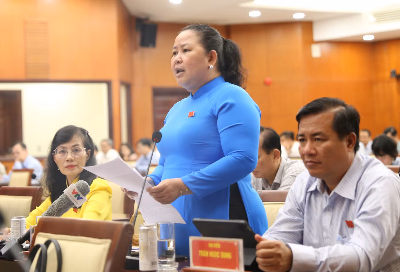 Đại biểu Kim Thúy nêu vấn đề trao đổi. Ảnh: Ngô Tùng Đại biểu Kim Thúy nêu vấn đề trao đổi. Ảnh: Ngô Tùng