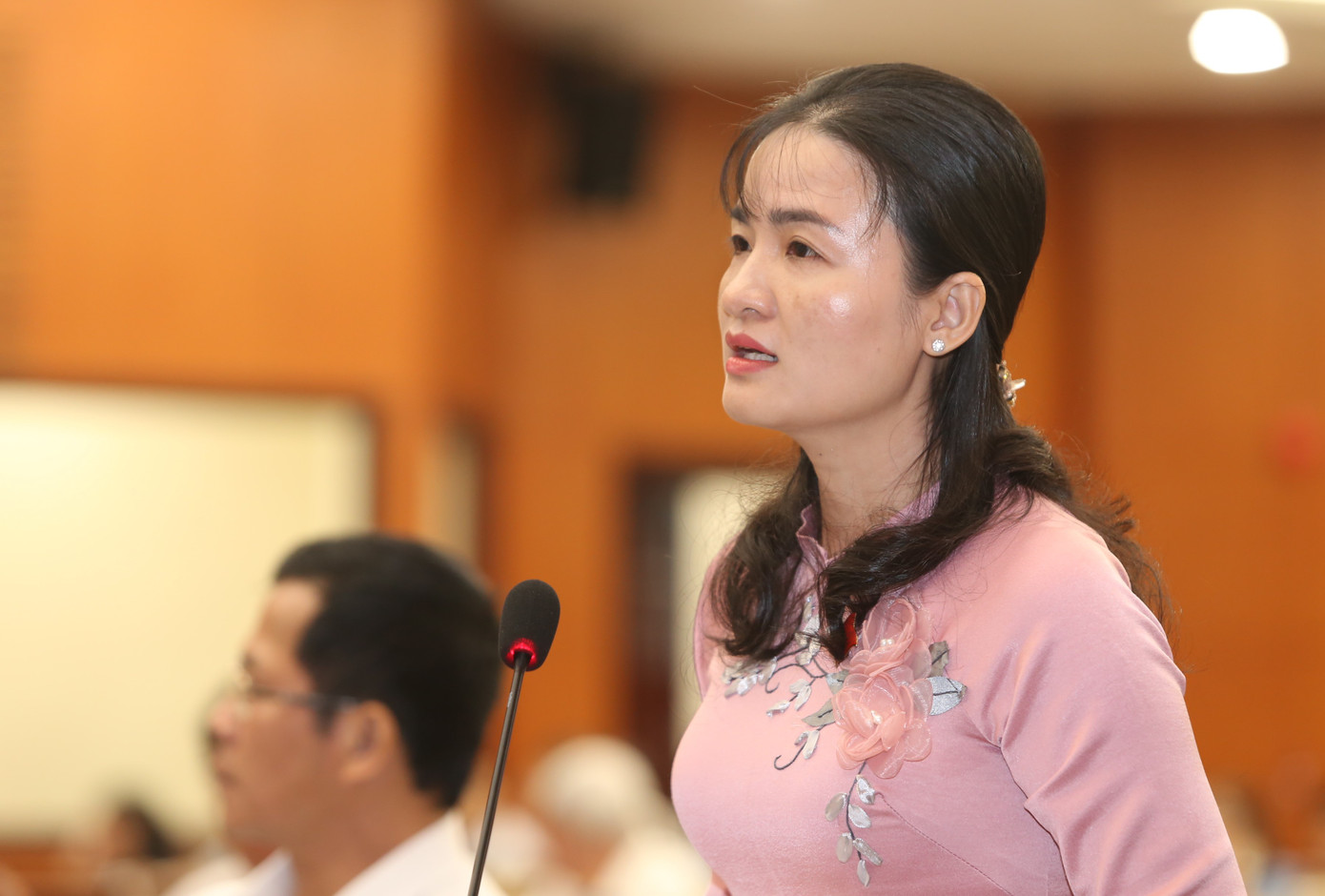 Các đại biểu đặt vấn đề trao đổi với Giám đốc Sở Du lịch TPHCM. Ảnh: Ngô Tùng