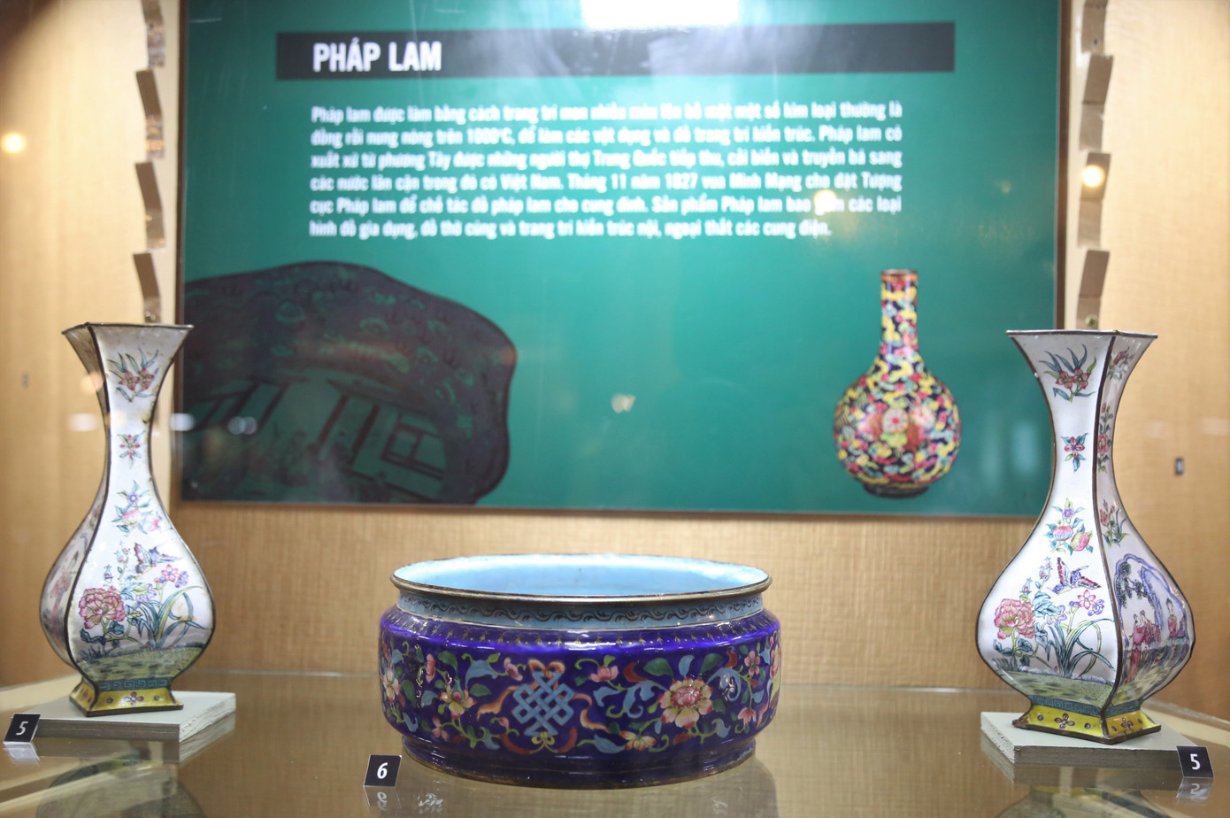 Các mẫu vật bình, dĩa, chén... được chế tác với nghệ thuật pháp lam (trang trí men nhiều màu lên bề mặt một số kim loại rồi nung nóng ở nhiệt độ cao). Tháng 11/1827, vua Minh Mạng cho đặt tượng cục Pháp lam để chế tác đồ pháp lam cho cung đình.