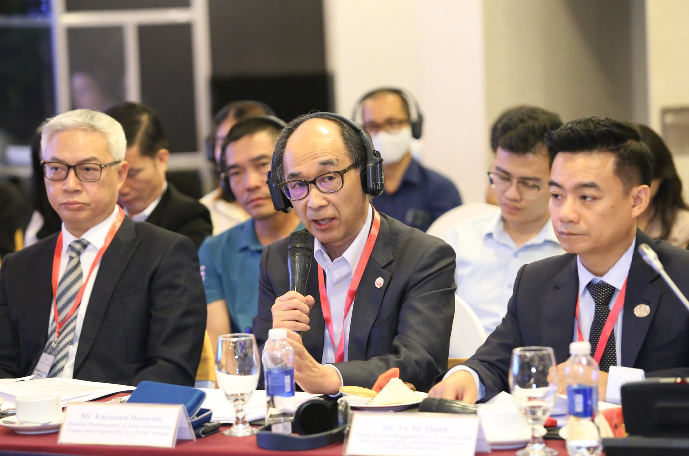 Các chuyên gia, nhà xây dựng chính sách quốc tế trao đổi, góp ý tại diễn đàn. Ảnh: Ngô Tùng