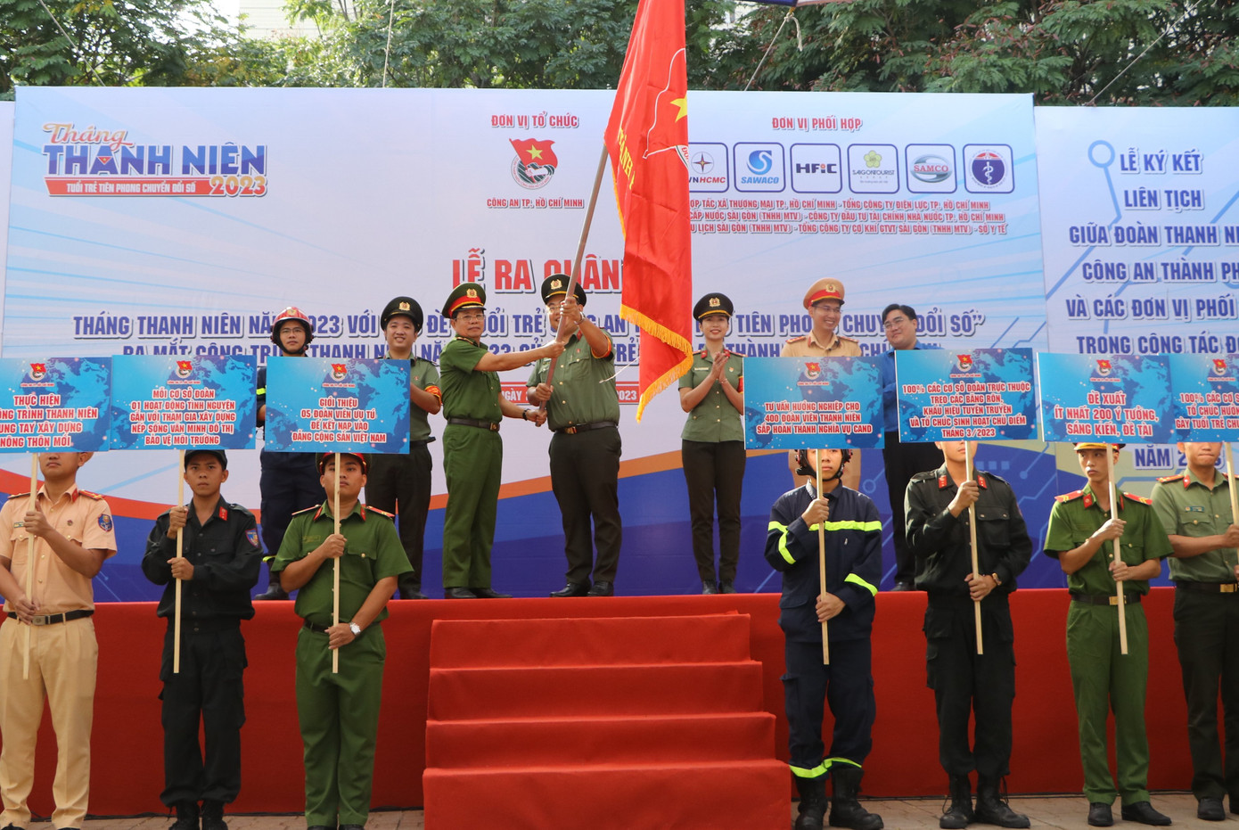 Lãnh đạo Đảng ủy, Ban Giám đốc trao cờ xuất quân cho Bí thư Đoàn Thanh niên Công an TPHCM. Ảnh: CTV Lãnh đạo Đảng ủy, Ban Giám đốc trao cờ xuất quân cho Bí thư Đoàn Thanh niên Công an TPHCM. Ảnh: CTV