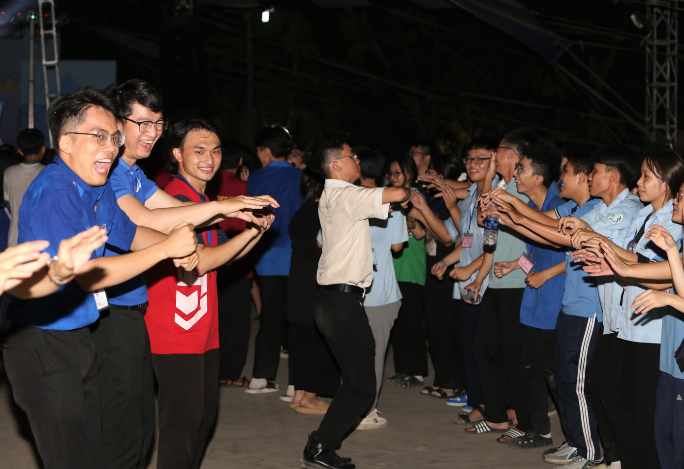 Gắn kết vòng tay bè bạn qua các nội dung sinh hoạt tập thể trong suốt hai ngày hội trại.