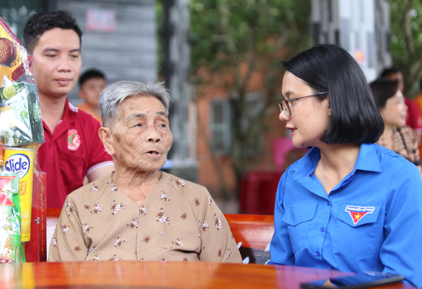 Tiếp nối hành trình tri ân, đoàn công tác đã đến thăm hỏi, tặng quà các Mẹ Việt Nam anh hùng trên địa bàn xã An Nhơn Tây, huyện Củ Chi. Tiếp nối hành trình tri ân, đoàn công tác đã đến thăm hỏi, tặng quà các Mẹ Việt Nam anh hùng trên địa bàn xã An Nhơn Tây, huyện Củ Chi.