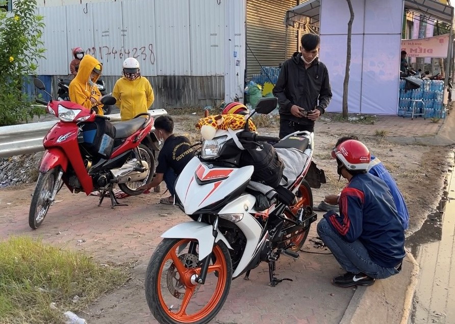 Ngoài phần nước mát, nếu có phương tiện nào gặp hỏng hóc dọc đường, các bạn trẻ cũng nhanh chóng hỗ trợ sửa chữa.