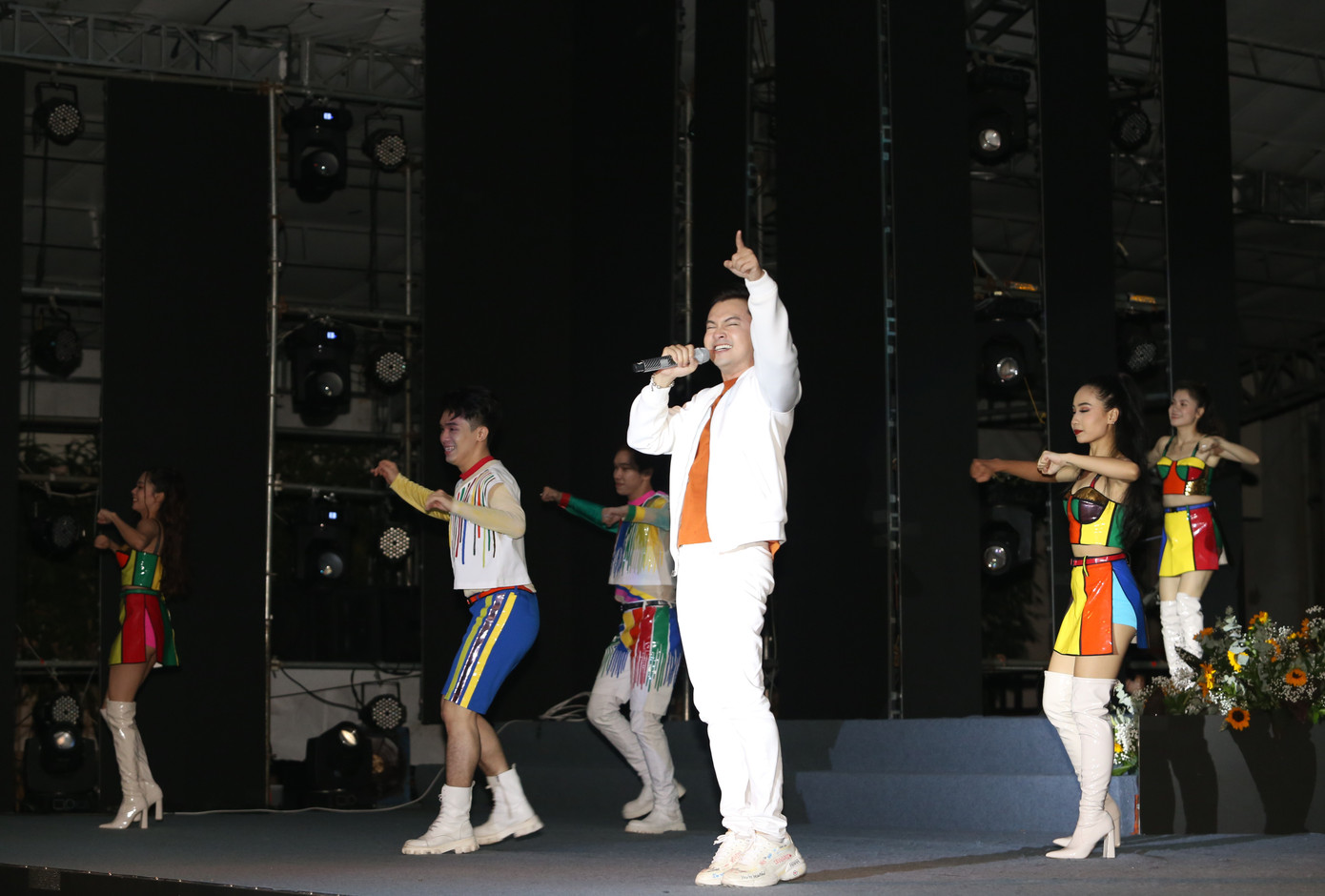 Ca sĩ Nam Cường "cháy" cùng các bạn trẻ.