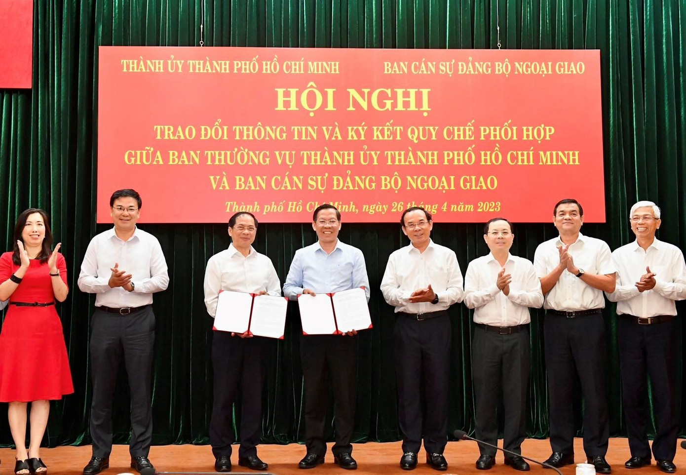 Bộ trưởng Bộ Ngoại giao Bùi Thanh Sơn (thứ 3 từ trái qua) và Chủ tịch UBND TPHCM Phan Văn Mãi (thứ 4 từ trái qua) trao quy chế phối hợp. Ảnh: Việt Dũng.