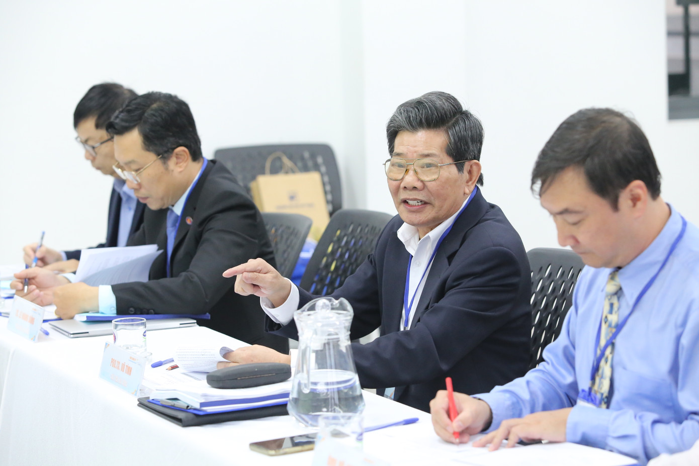 PGS.TS Vũ Tình - nguyên Phó Hiệu trưởng Trường Đại học KHXH&NV TPHCM - trao đổi, góp ý các đề tài trong lĩnh vực khoa học xã hội. PGS.TS Vũ Tình - nguyên Phó Hiệu trưởng Trường Đại học KHXH&NV TPHCM - trao đổi, góp ý các đề tài trong lĩnh vực khoa học xã hội.