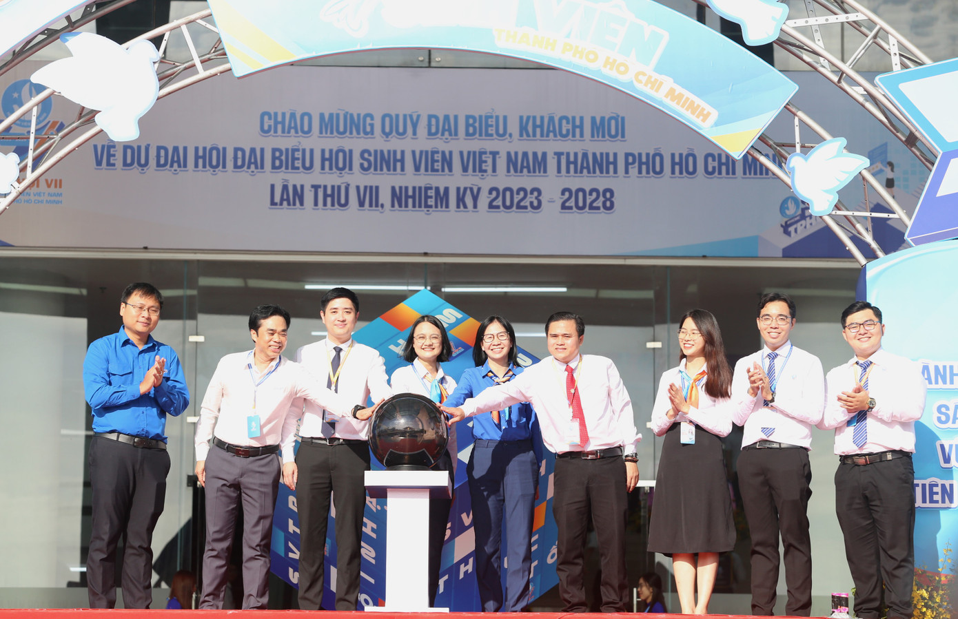 Các đại biểu thực hiện nghi thức khai mạc ngày hội và triển lãm.