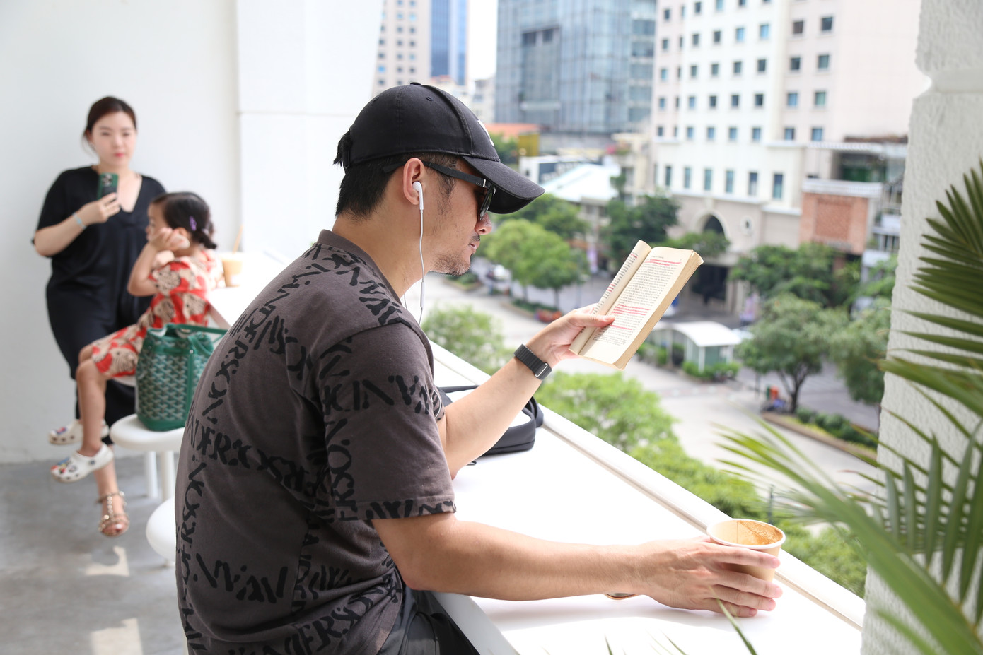 Trải nghiệm đọc sách, nhâm nhi ly cà phê từ góc ban công. Trải nghiệm đọc sách, nhâm nhi ly cà phê từ góc ban công.