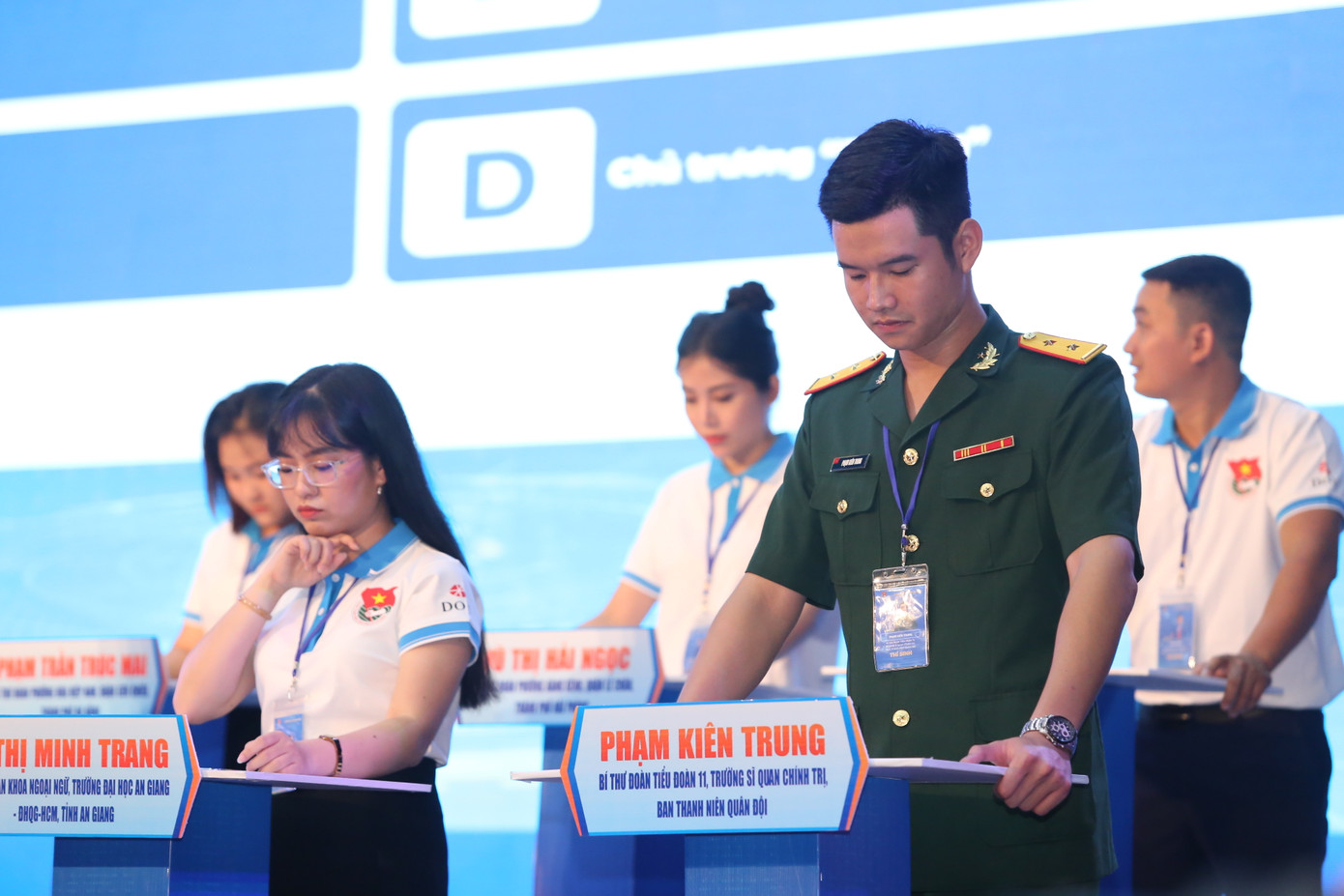 Các cán bộ Đoàn cơ sở thể hiện quyết tâm với từng phần thi. Các cán bộ Đoàn cơ sở thể hiện quyết tâm với từng phần thi.